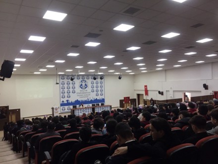 "Sahneden Secdeye Yolculuk" konulu konferans gerçekleştirildi.